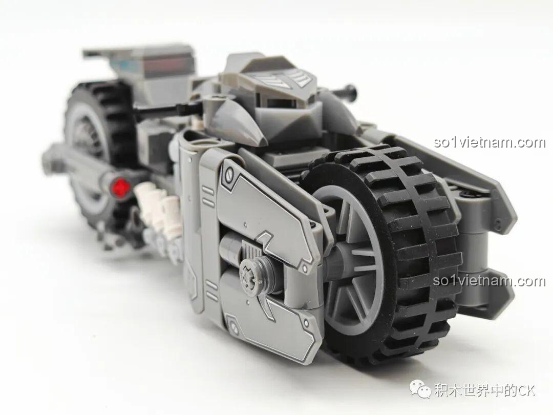 Cận cảnh chi tiết phần đầu xe của mô hình JIESTAR 58051 Batcycle với thiết kế góc cạnh và hiện đại.