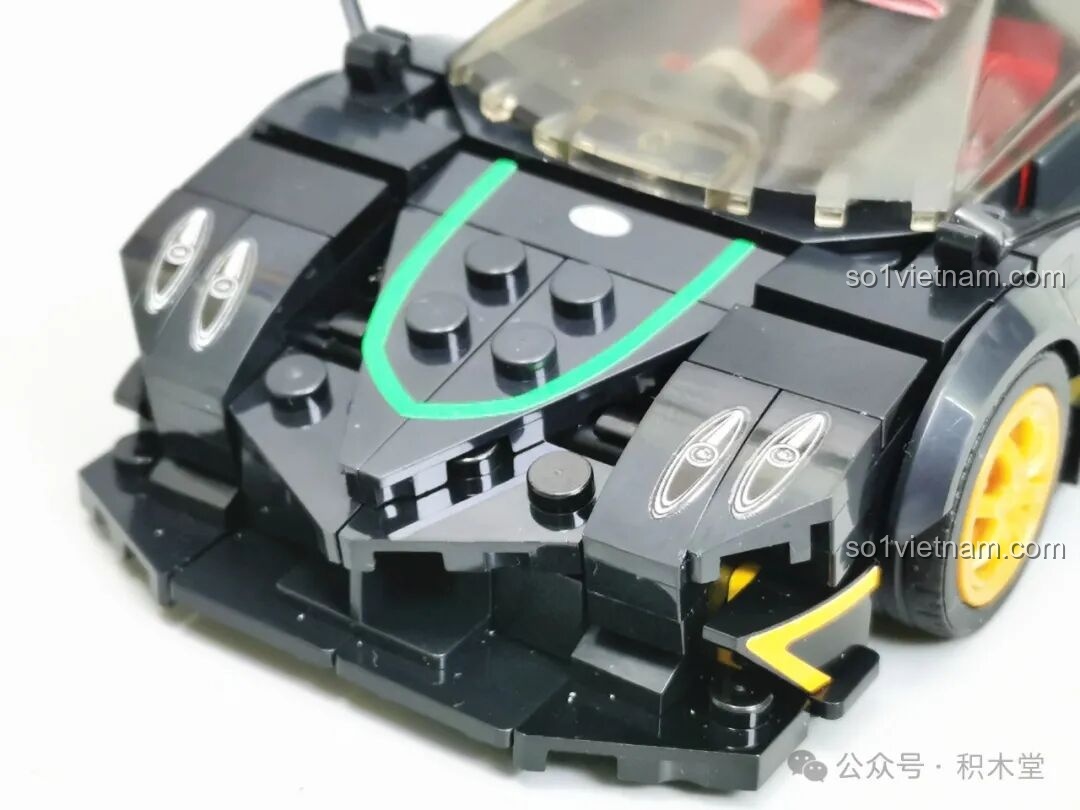 Chi tiết phần đầu xe của bộ lắp ráp Mô hình xe đua Pagani Zonda R với cụm đèn pha và các đường nét trang trí màu xanh lá.
