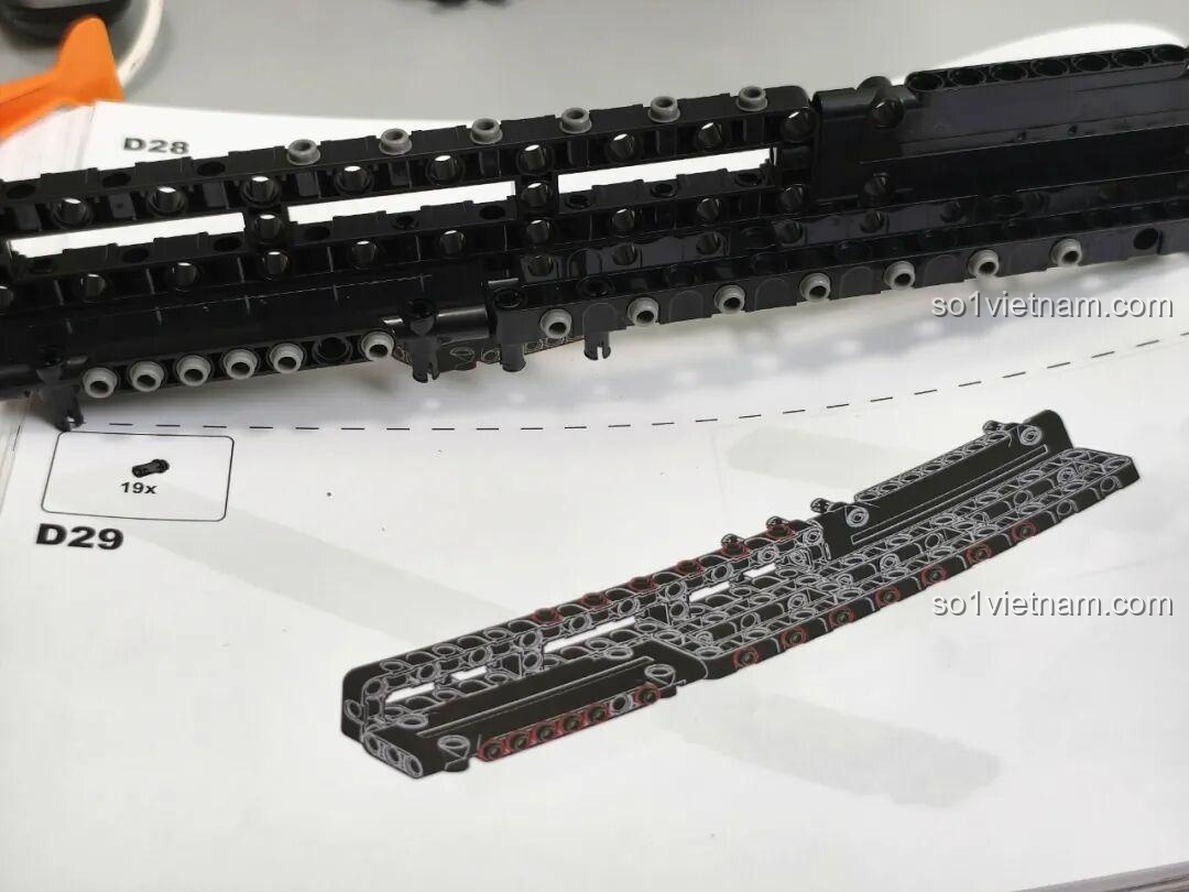 Chi tiết phần đầu xe của Reobrix 11010 Maserati GranTurismo, cho thấy cấu trúc dày đặc.
