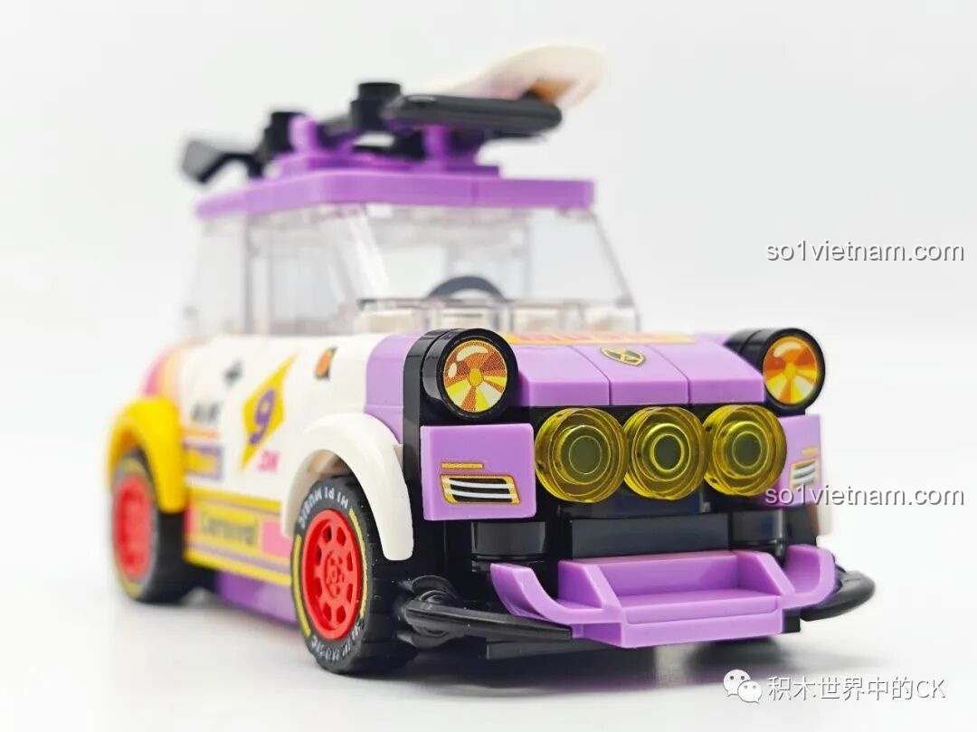 Chi tiết phần đầu xe của mô hình Sembo 714508 với dàn đèn pha lớn và cản trước màu tím, thiết kế rất hầm hố.