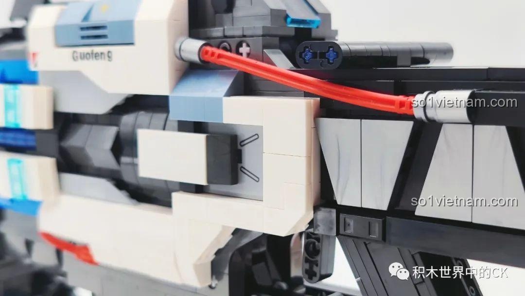 Cận cảnh chi tiết dây dẫn màu đỏ trên thân súng JIESTAR 58023, một điểm nhấn màu sắc thú vị trên mô hình.
