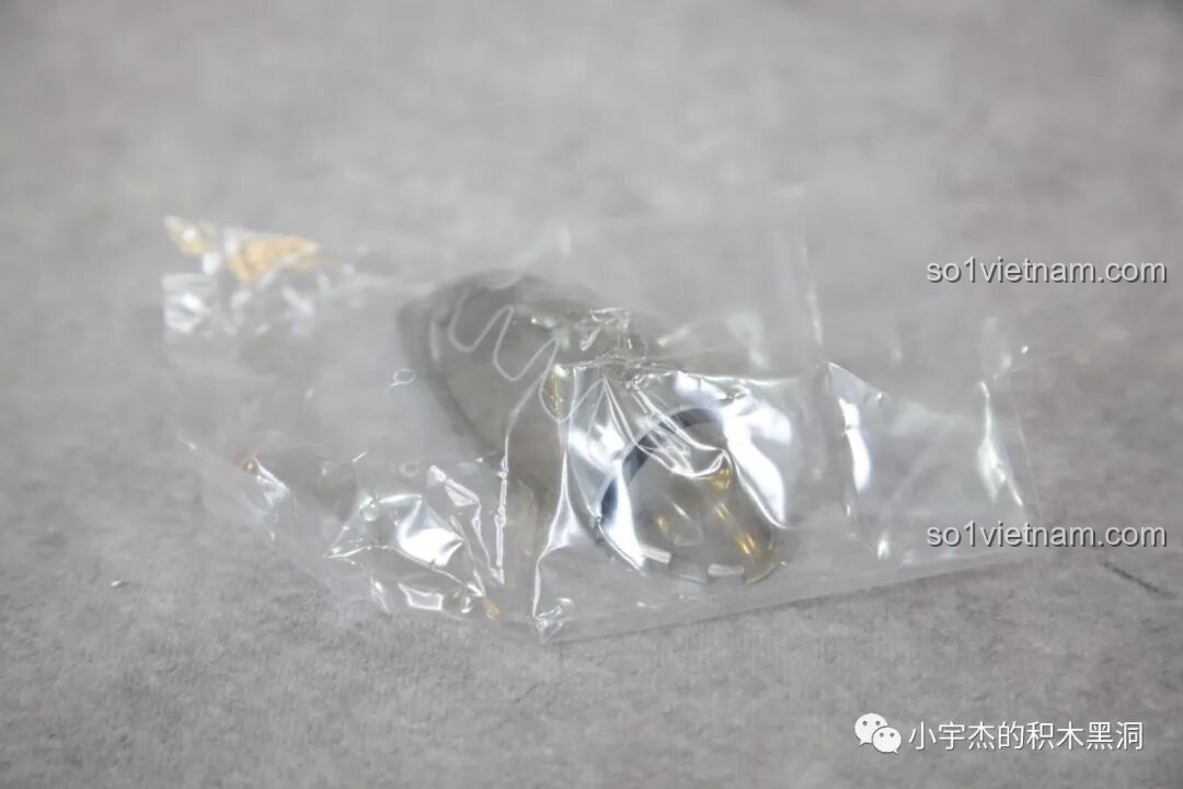 Cận cảnh chi tiết dây nổ thoát hiểm trên buồng lái Sluban J-20 M38-B1187 Tiêm Kích Tàng Hình, một điểm nhấn chân thực của mô hình.