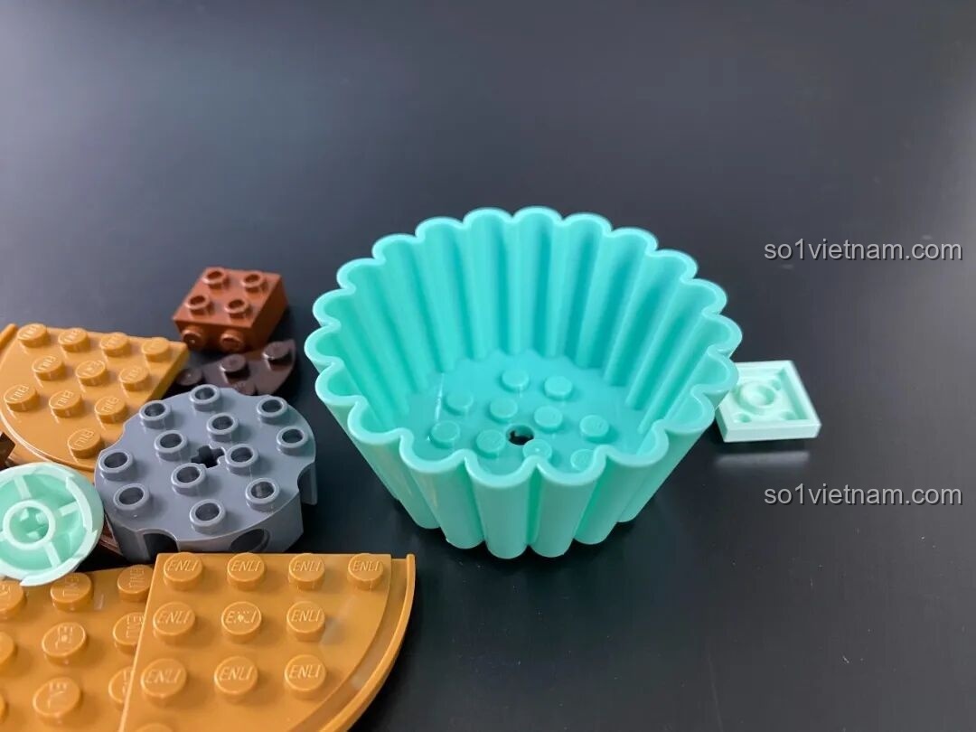 Cận cảnh chi tiết đế bánh cupcake màu xanh mint được đúc nguyên khối, một mảnh ghép đặc biệt của bộ K20821.