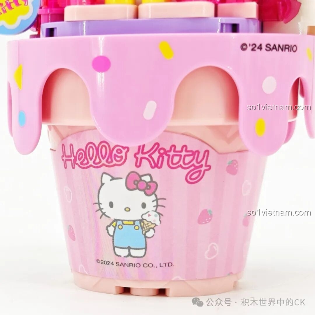 Chi tiết đế kem của mô hình Hello Kitty K20841, với họa tiết dâu tây và logo Hello Kitty được in sắc nét.