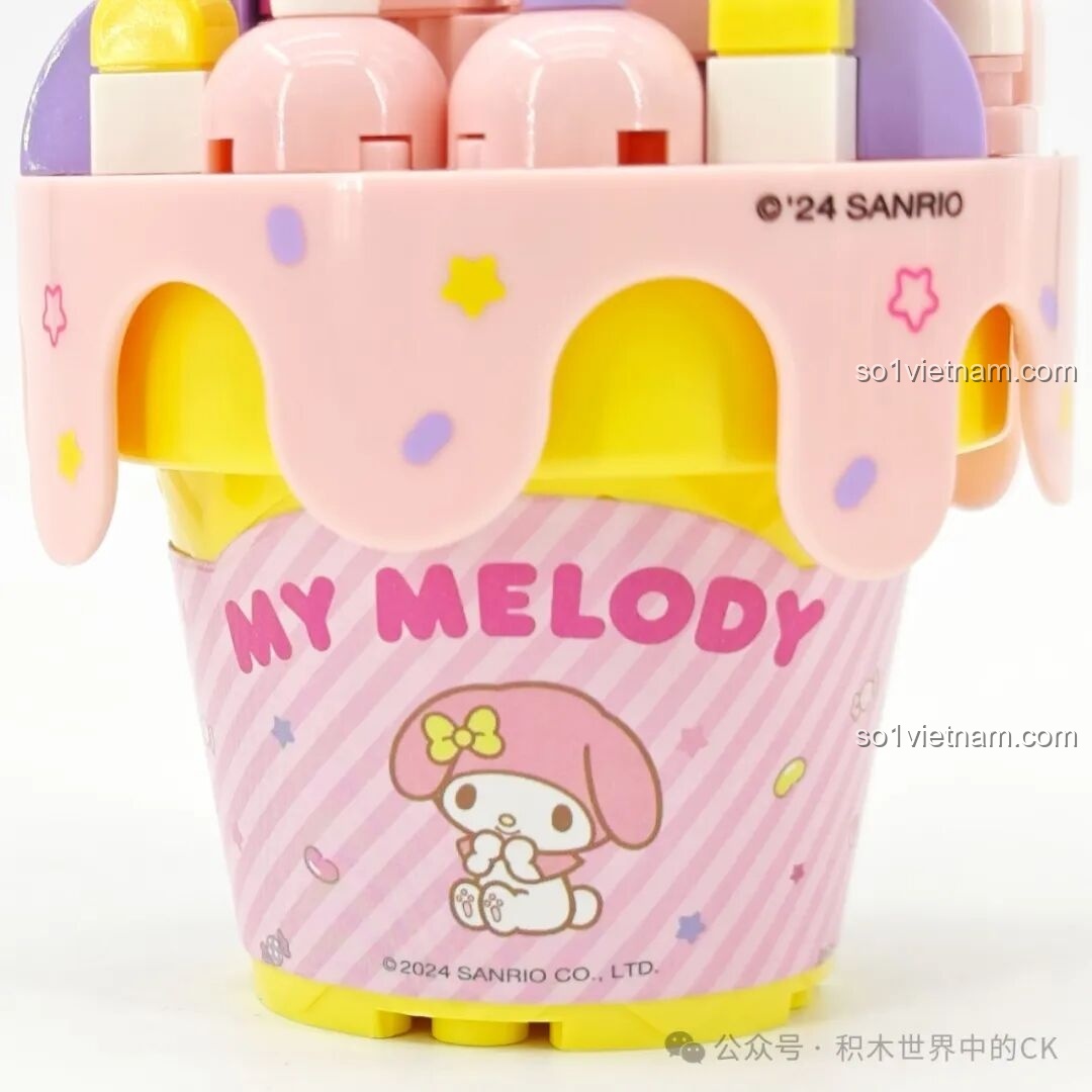 Chi tiết đế kem của mô hình My Melody K20842, với họa tiết sọc hồng và logo My Melody.