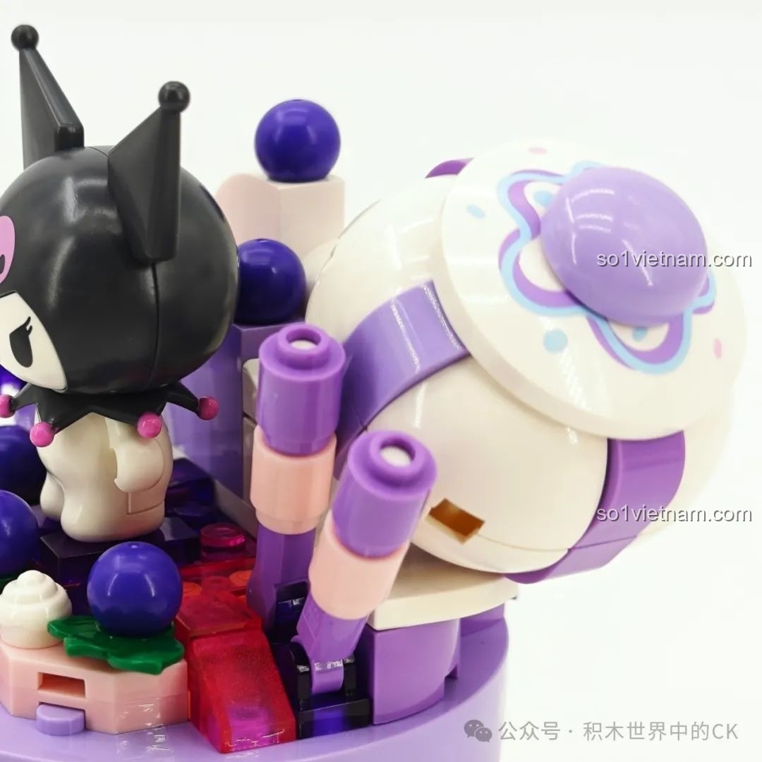 Chi tiết đế kem của mô hình Pochacco K20846, với họa tiết chấm bi và logo Pochacco.