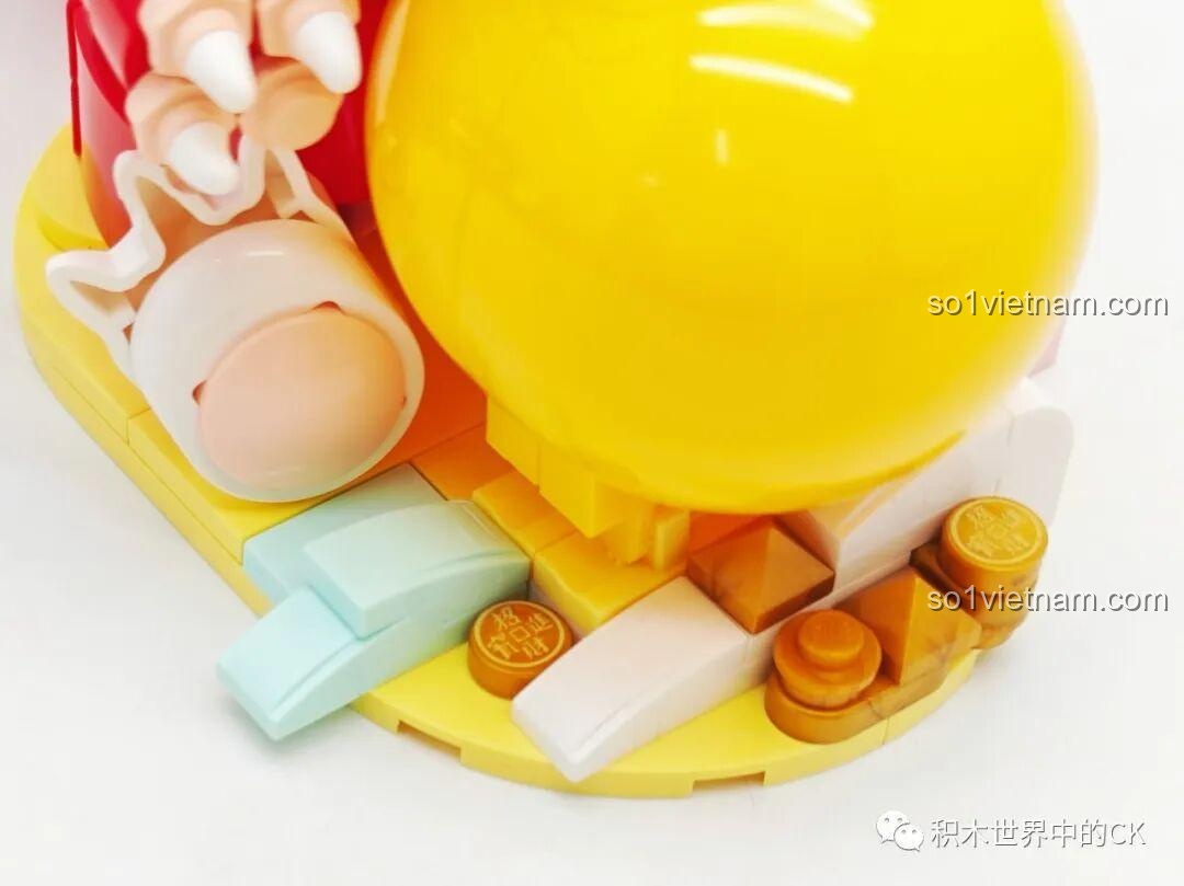 Cận cảnh phần đế của mô hình Keeppley K19909 với các chi tiết thỏi vàng và đồng xu may mắn.