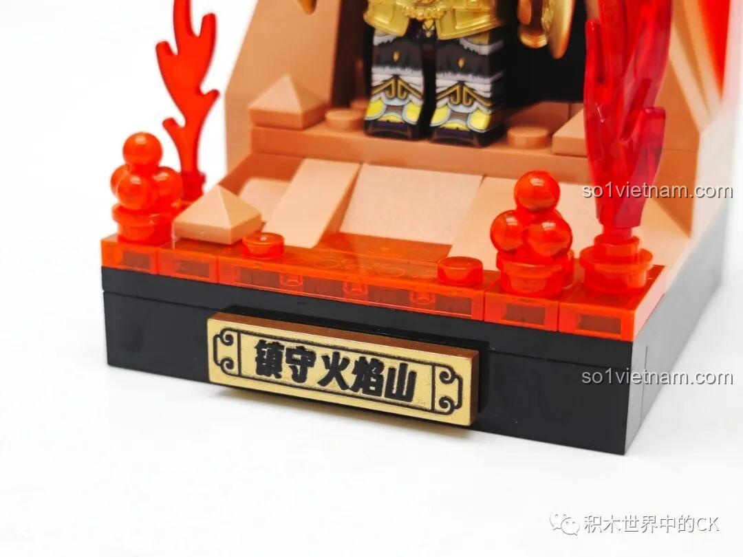 Chi tiết đế trưng bày của bộ CQQ10018 với bảng tên 'Trấn Thủ Hỏa Diệm Sơn' được in vàng nổi bật.