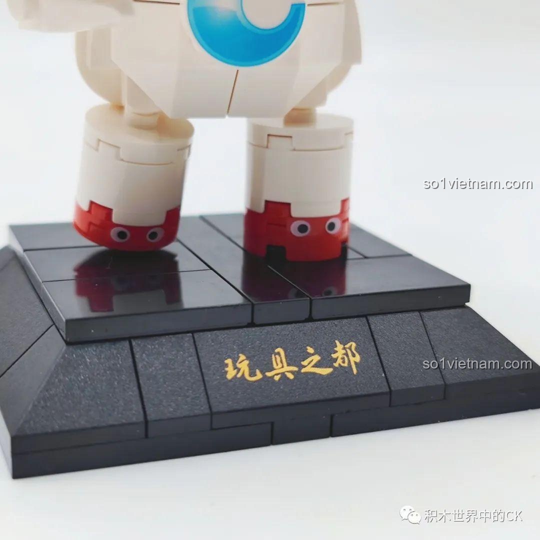 Cận cảnh đế trưng bày của bộ lắp ghép Linh vật Teng GDS998 giá rẻ, với chữ mạ vàng sang trọng.