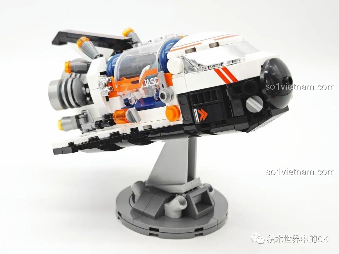 Chi tiết phần đế trưng bày của mô hình tàu con thoi JAKI JK8507, được thiết kế vững chãi và hiện đại.