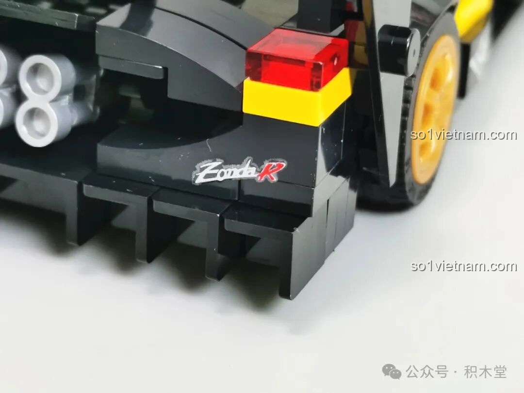 Decal chữ 'Zonda R' được dán ở đuôi xe của mô hình RASTAR 93900, hoàn thiện vẻ ngoài chân thực cho sản phẩm.