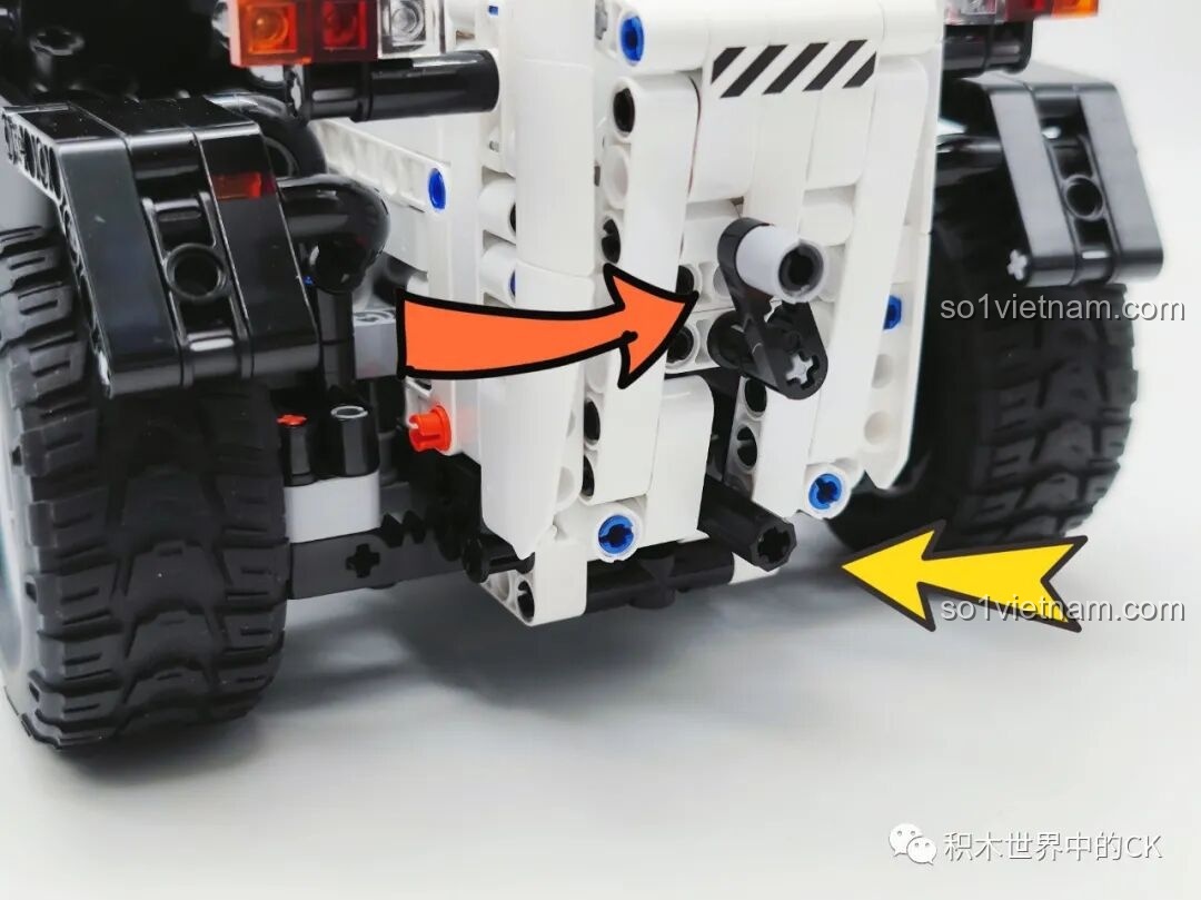 Cận cảnh đèn cảnh báo màu cam trên nóc cabin của đồ chơi mô hình Xe Nâng Kỹ Thuật cho trẻ em 14+.