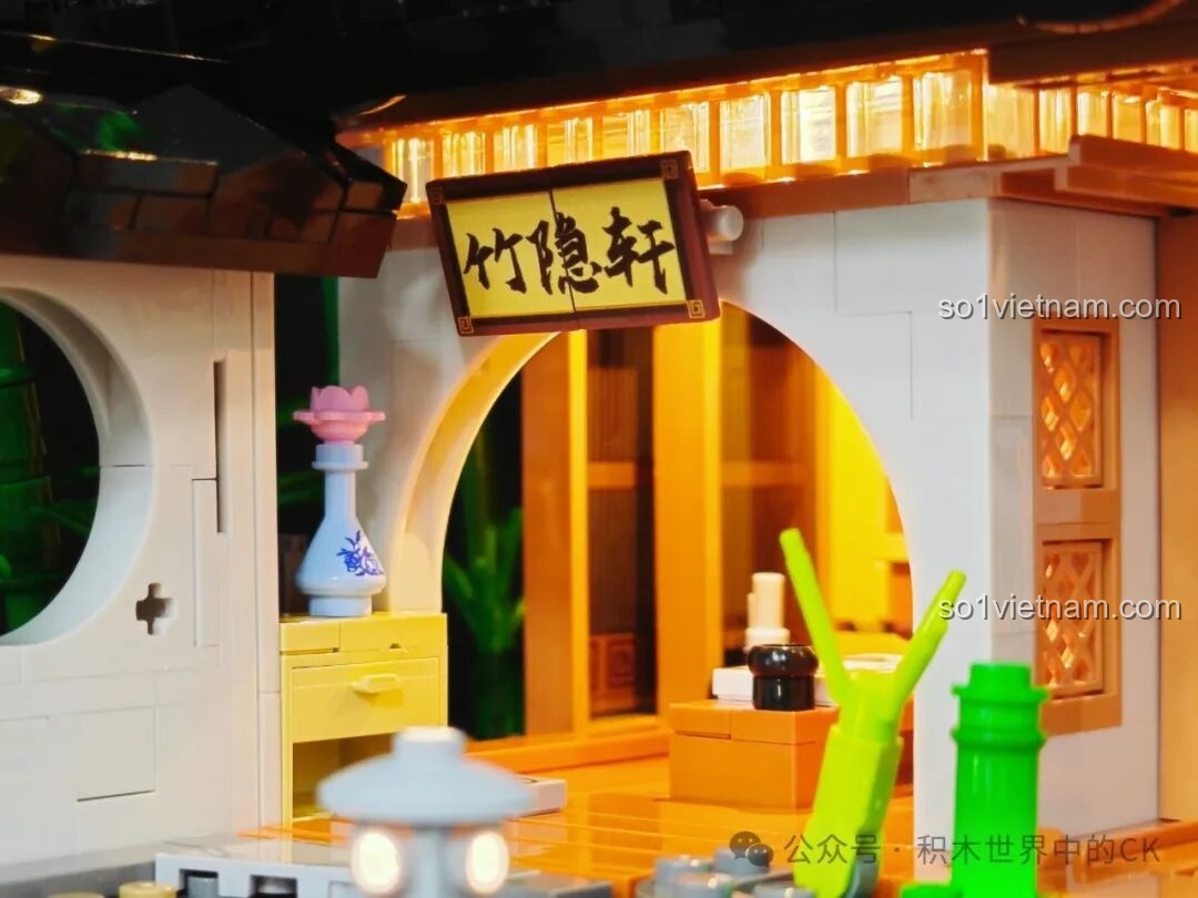 Chi tiết đèn đá và hoa súng trong hồ nước của bộ lắp ghép Lumibricks L9075, tạo nên một khung cảnh thanh tịnh.