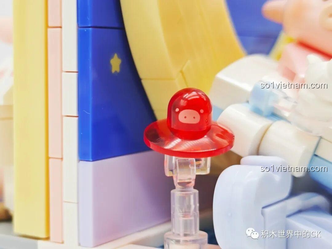 Chi tiết chiếc đèn nhỏ màu đỏ trong suốt có in hình mặt heo đáng yêu trong bộ xếp hình Sembo LuLu.