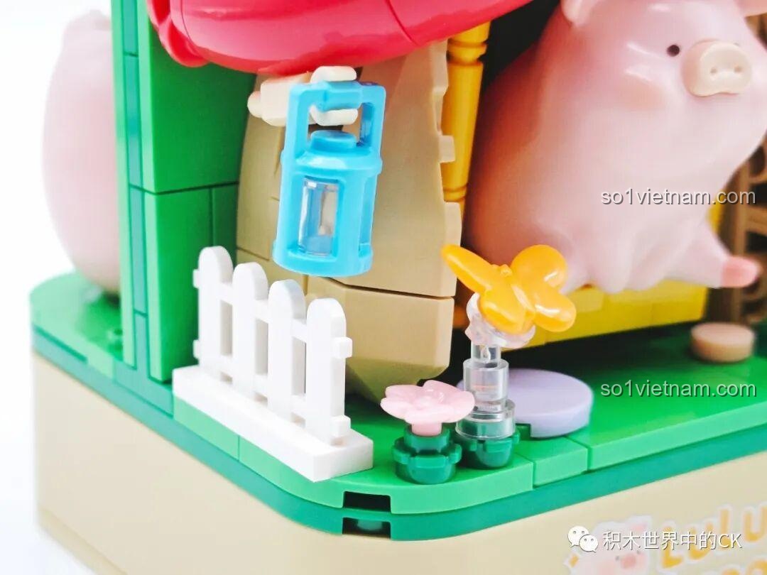 Chi tiết cận cảnh đèn lồng màu xanh, hàng rào trắng và bông hoa trong bộ lắp ghép Sembo 608076.