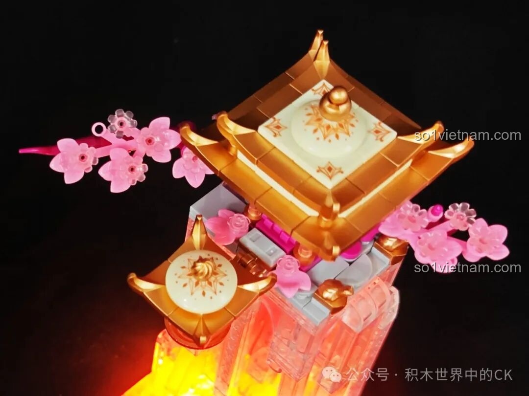 Chi tiết đèn lồng và hoa văn trên mái của bộ xếp hình Vọng nguyệt lâu cho bé gái 14 tuổi.