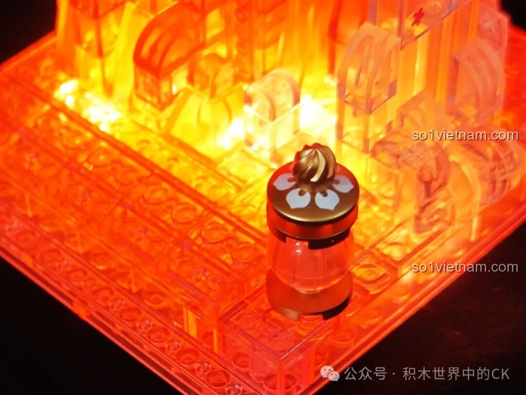 Chi tiết đèn lồng được chiếu sáng bởi đèn LED, một điểm nhấn của đồ chơi mô hình Lầu các ngắm trăng cho trẻ trên 14 tuổi.