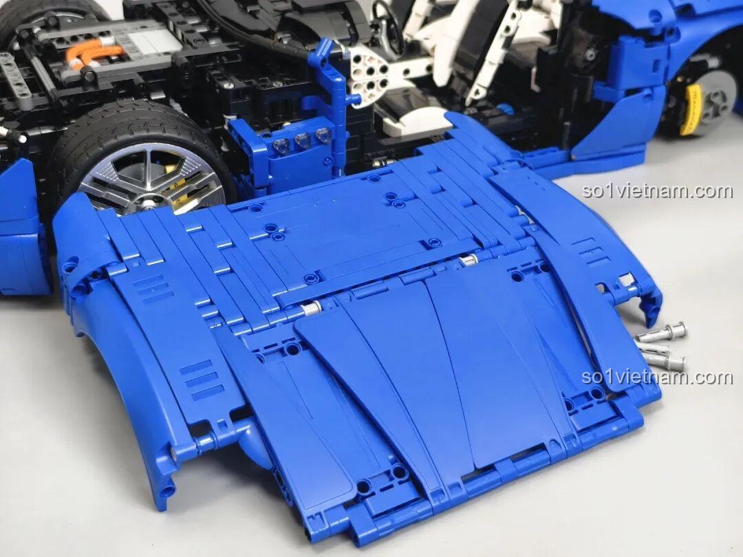 Chi tiết đèn pha ban ngày hình gậy khúc côn cầu và bánh xe của Reobrix 11010 Maserati GranTurismo.