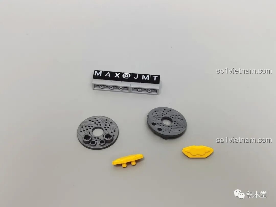 Chi tiết đĩa phanh đục lỗ và kẹp phanh màu vàng được đúc khuôn riêng, một điểm nhấn chất lượng của bộ Panlos Brick 673006.