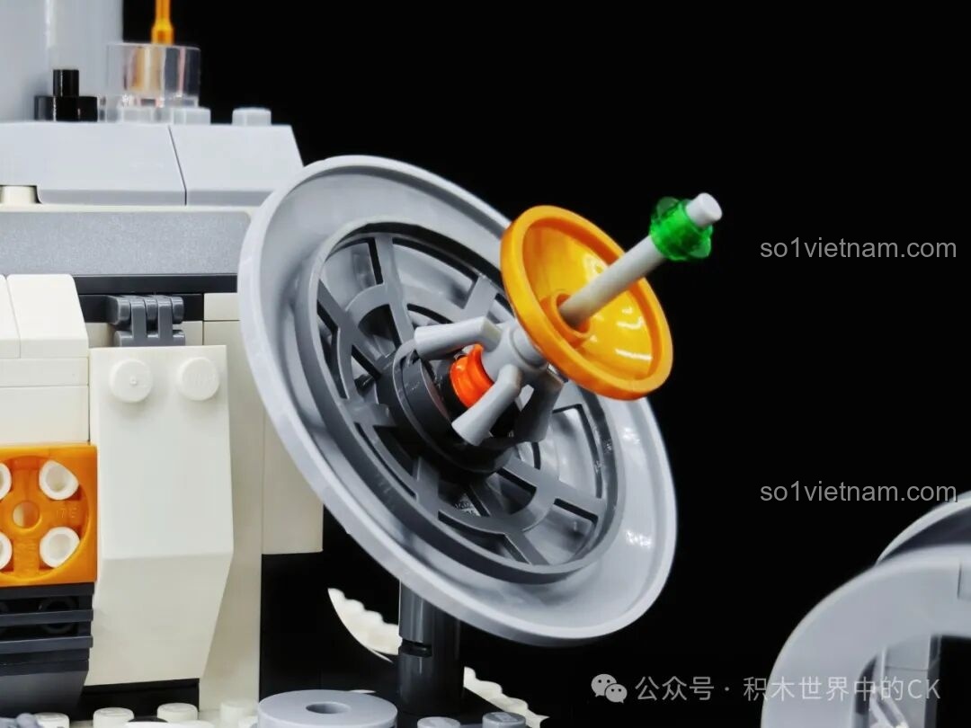 Chi tiết đĩa radar lớn có thể xoay được trên mô hình Căn Cứ Mặt Trăng, tăng thêm tính tương tác cho bộ đồ chơi.