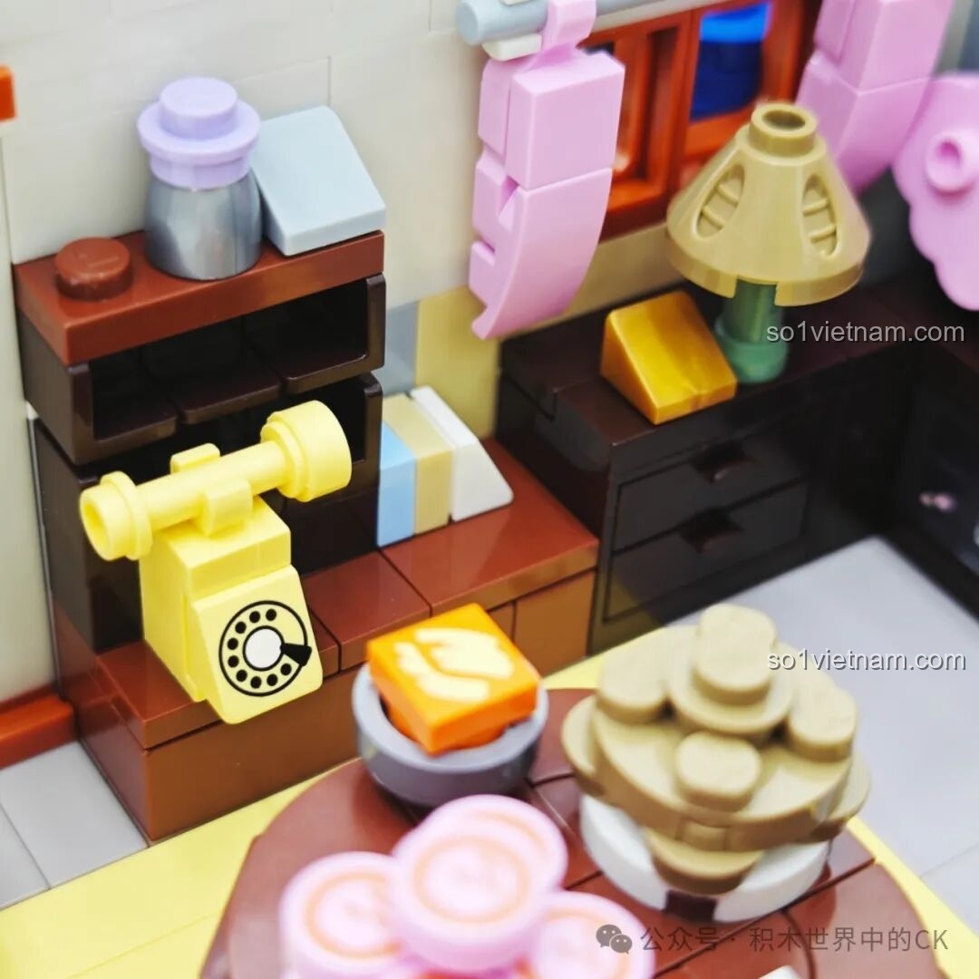 Cận cảnh chi tiết chiếc điện thoại bàn màu vàng cổ điển, một vật dụng liên lạc quan trọng của thời bấy giờ.