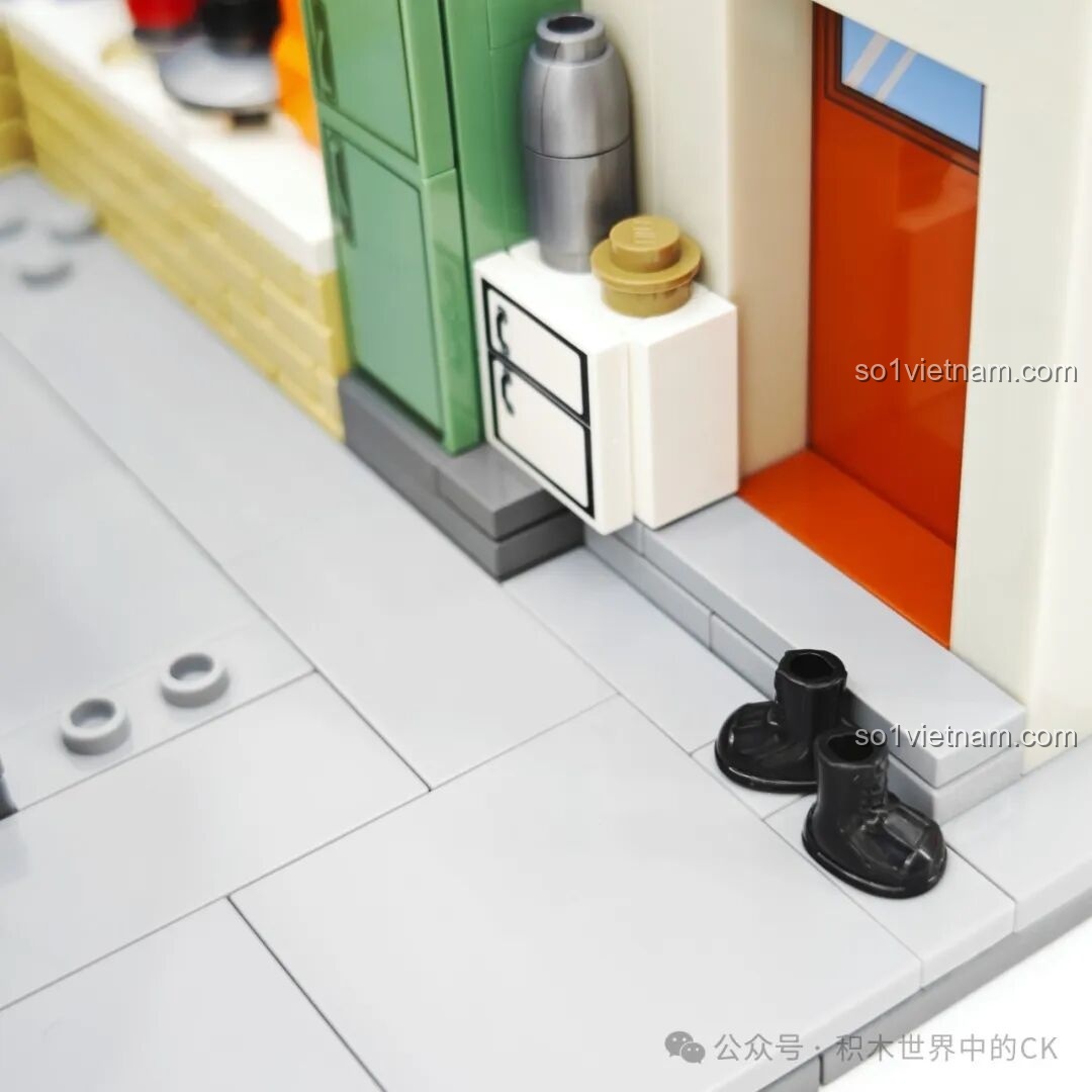 Cận cảnh chi tiết đôi dép để trước cửa phòng, một chi tiết nhỏ nhưng tinh tế, tăng thêm sự gần gũi cho mô hình.