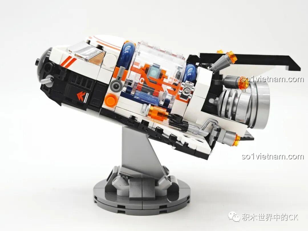 Chi tiết cụm động cơ phía sau của mô hình tàu con thoi JAKI JK8507, với các mảnh ghép màu bạc và cam.