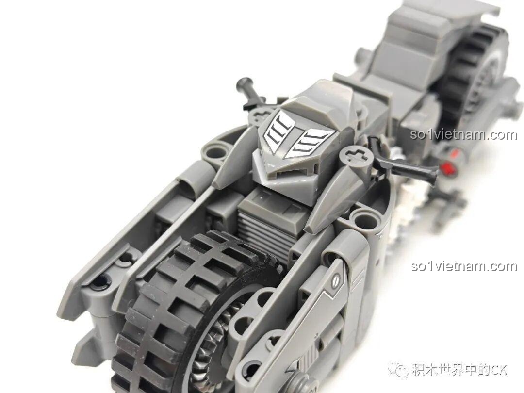 Chi tiết phần động cơ và máy móc bên hông của mô hình Xe mô tô của Batman JIESTAR 58051, thể hiện sự tỉ mỉ.