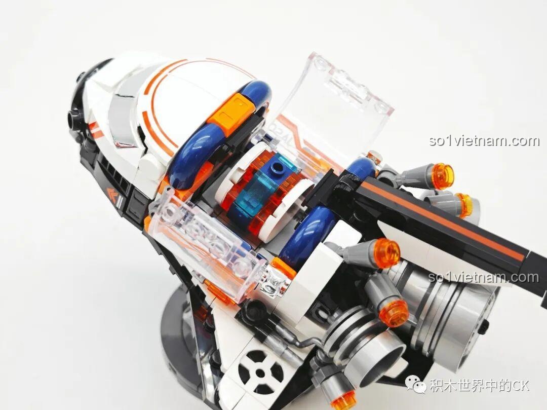 Cận cảnh chi tiết động cơ phản lực chính của mô hình tàu con thoi JAKI JK8507, sử dụng các mảnh ghép bánh răng.