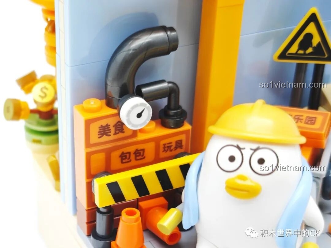 Chi tiết đồng hồ áp suất, rào chắn và các khối gạch có chữ trong bộ đồ chơi trang trí Vịt con Liu.