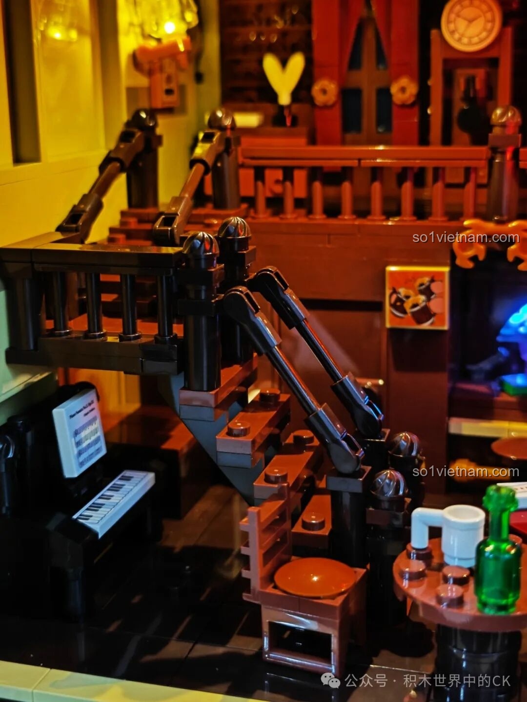 Cận cảnh đồng hồ quả lắc và rèm cửa trong Saloon Miền Tây F9021, tầng trên.