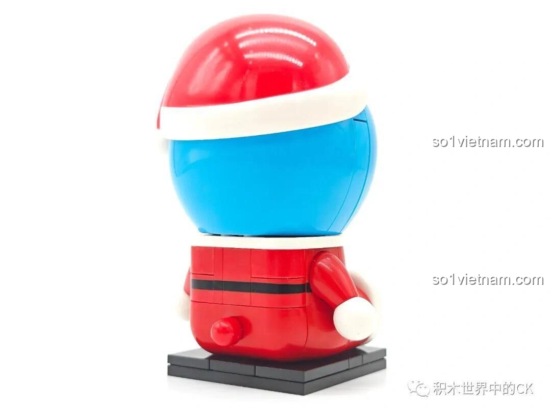 Mặt sau của Doraemon Giáng Sinh K20414, cho thấy phần lưng mũ Noel và trang phục đỏ, khẳng định chất lượng của đồ chơi xếp hình Doraemon.