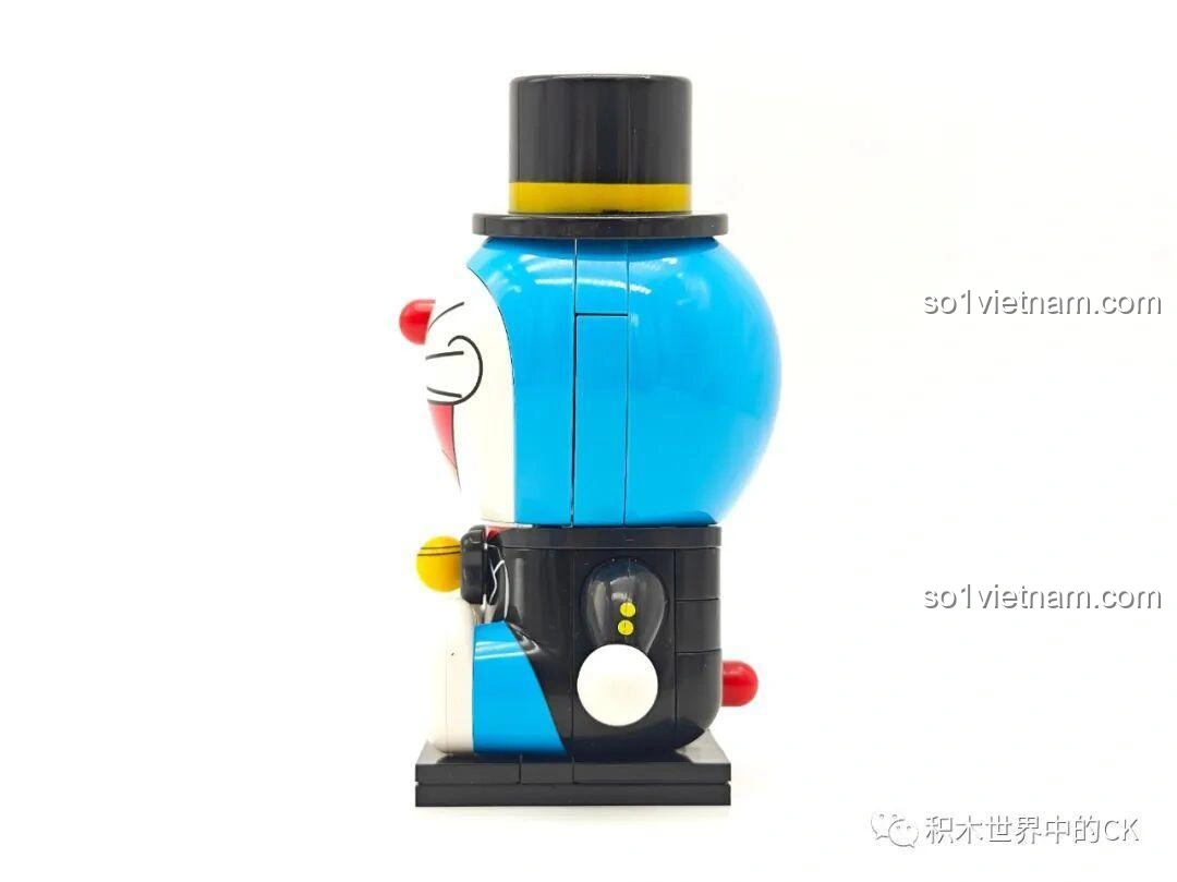 Góc nhìn bên trái của Doraemon Phong Cách Anh Quốc K20416, thể hiện chi tiết mũ phớt và phần thân vest, cho thấy độ hoàn thiện của đồ chơi xếp hình Doraemon.