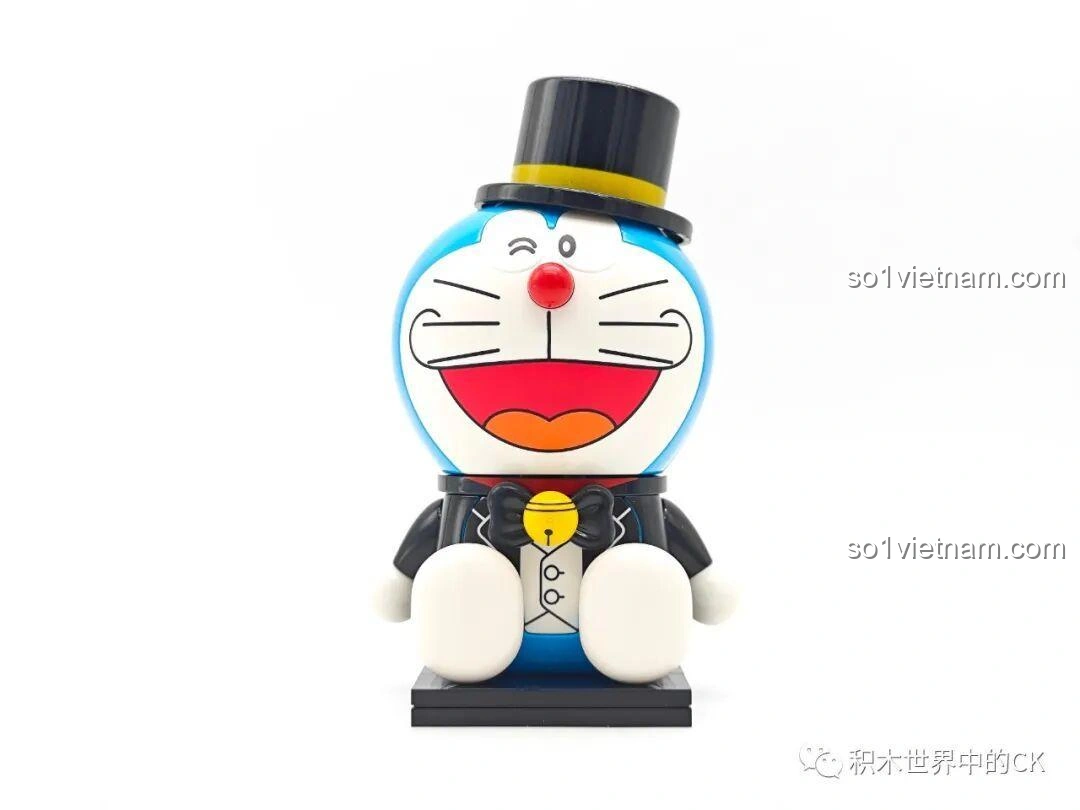 Cận cảnh mặt trước của Doraemon Phong Cách Anh Quốc K20416, tập trung vào nụ cười nháy mắt, mũ phớt và nơ, thể hiện sự độc đáo của bộ lắp ghép Doraemon dáng tròn.