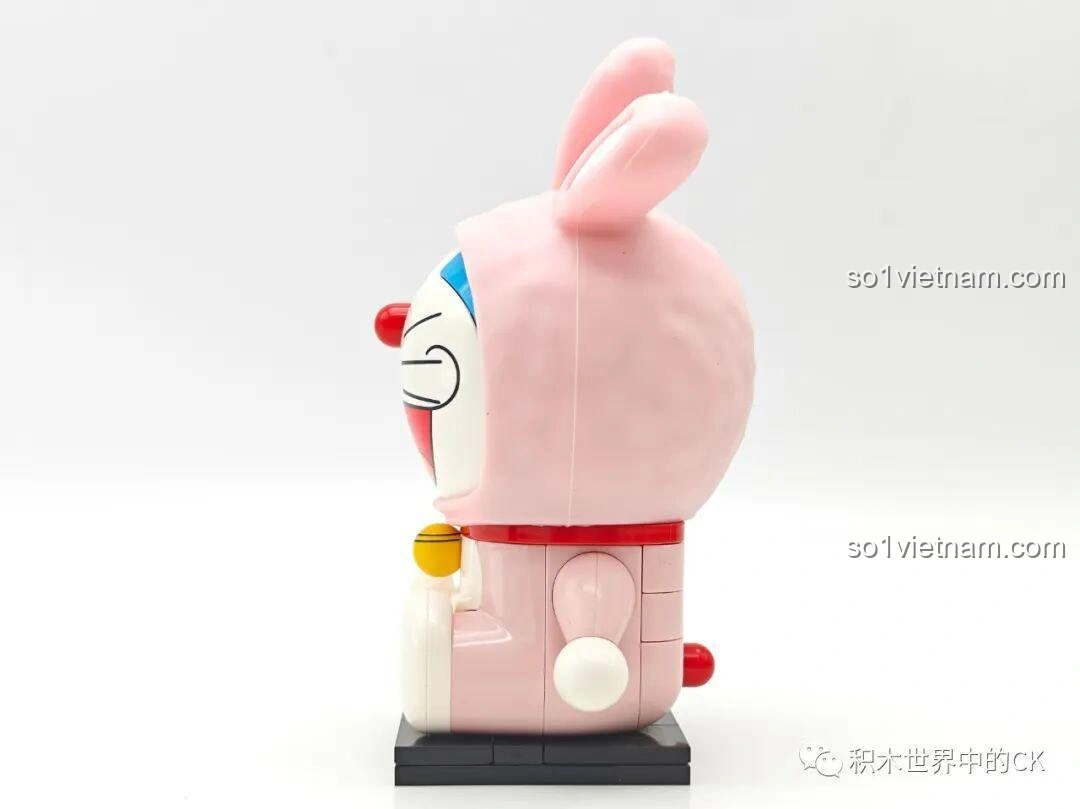 Góc nhìn bên trái của Doraemon Thỏ Hồng K20415, thể hiện chi tiết đôi tai và phần thân hồng, cho thấy độ hoàn thiện của đồ chơi xếp hình Doraemon.