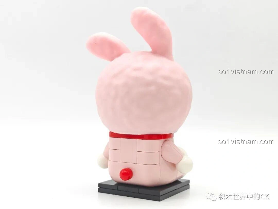 Mặt sau của Doraemon Thỏ Hồng K20415, cho thấy phần lưng và chiếc đuôi nhỏ xinh, khẳng định chất lượng của figure Keeppley.