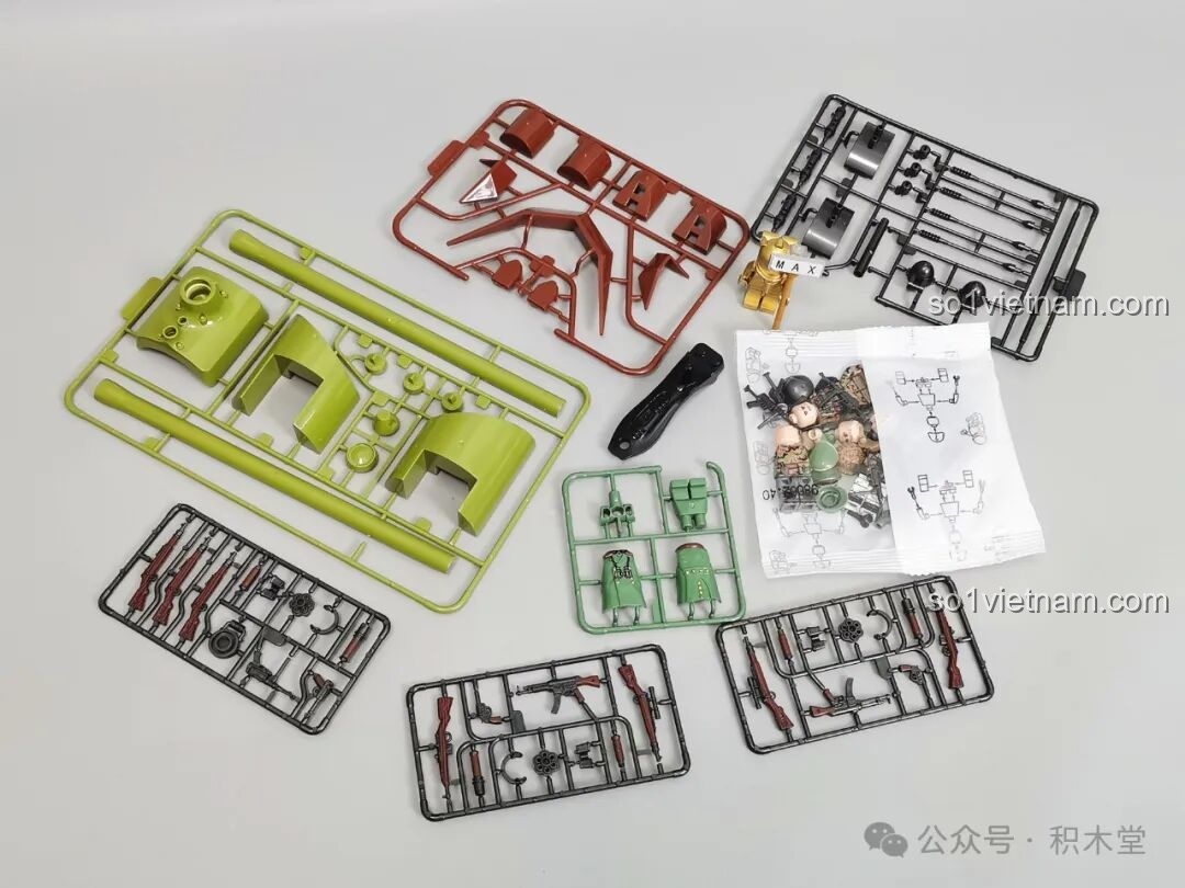 Các vỉ chi tiết đúc sẵn và bộ vũ khí đi kèm bộ lắp ghép Xe Tăng Maus 12GO 98002, tăng độ chân thực.