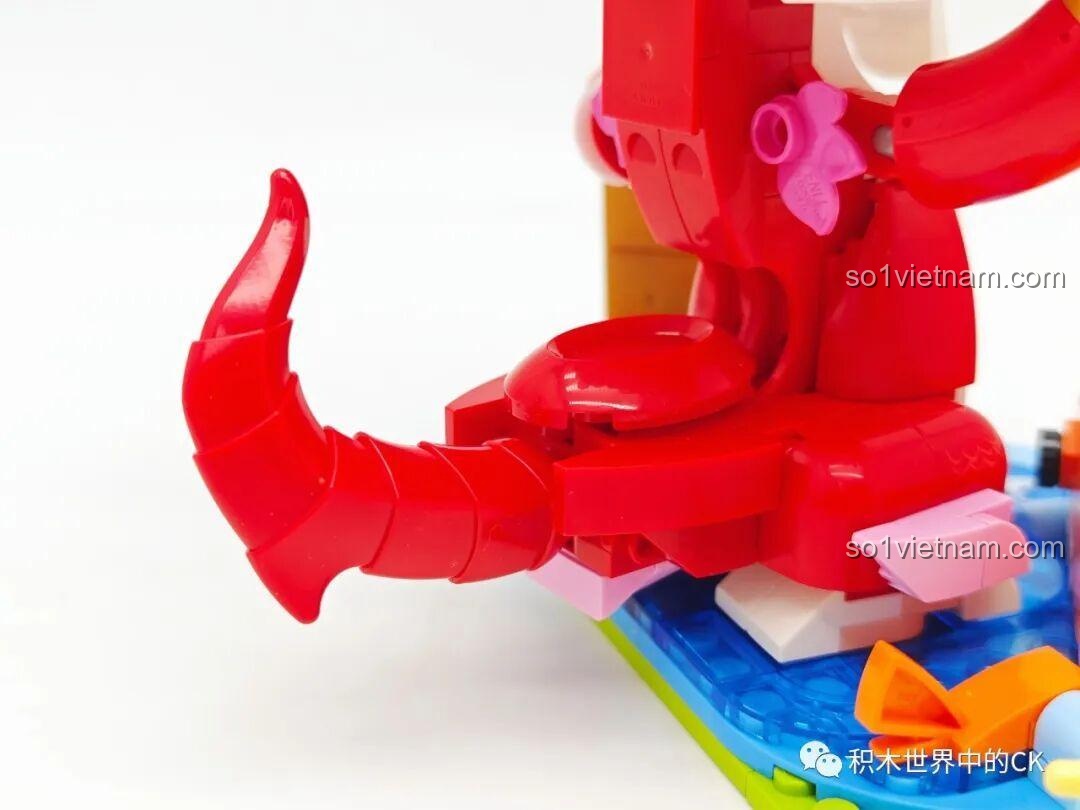 Cận cảnh chi tiết phần đuôi cong và linh hoạt của mô hình Rồng Đỏ Đón Lộc Keeppley K19910.