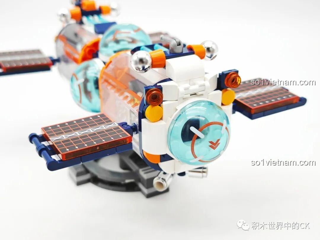 Cận cảnh phần đuôi của trạm không gian JAKI JK8506 với cổng kết nối và các tấm pin năng lượng.