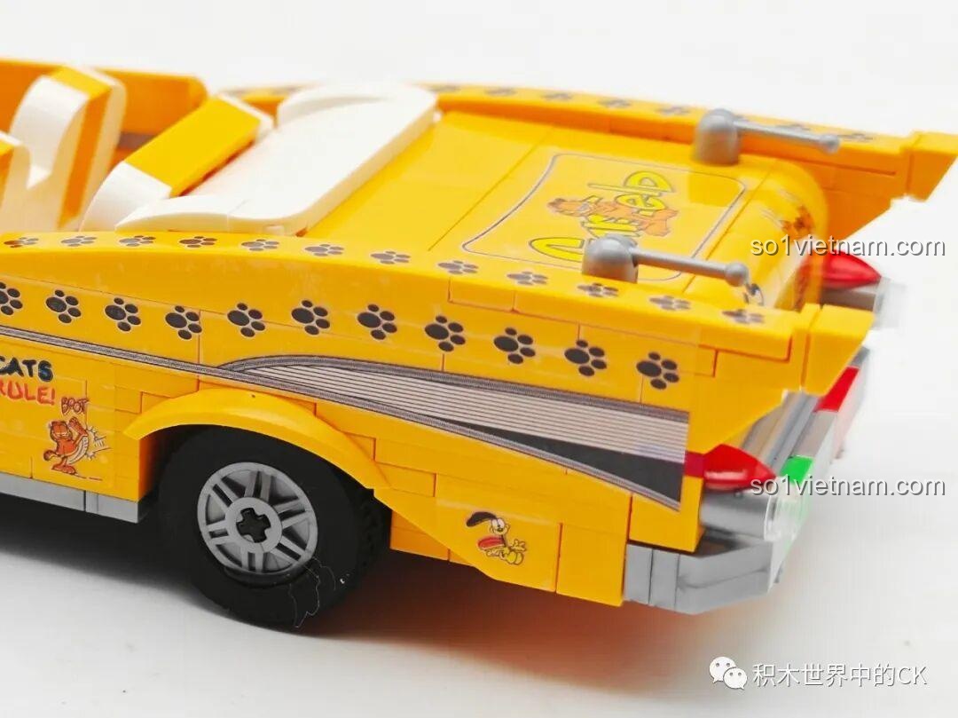 Chi tiết phần đuôi xe Garfield Balody 20141, với các sticker trang trí ngộ nghĩnh và đèn hậu được mô phỏng.