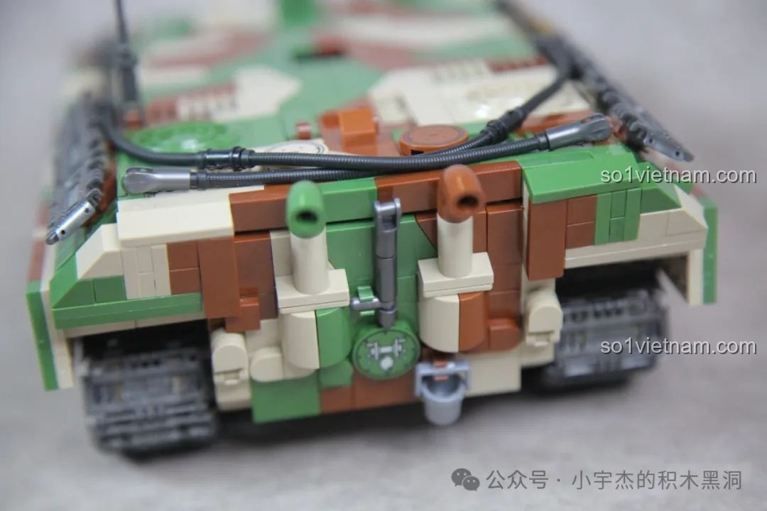 Cận cảnh các chi tiết ở phần đuôi xe tăng Panther G 100252, bao gồm ống xả và các móc kéo.