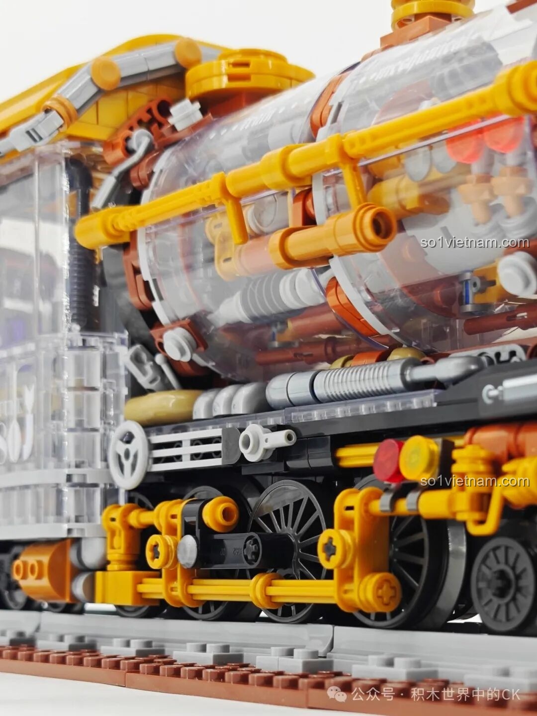 Các chi tiết đường ống dẫn hơi nước và hệ thống cơ khí bên hông đầu tàu mô hình ZHEGAO 958016.
