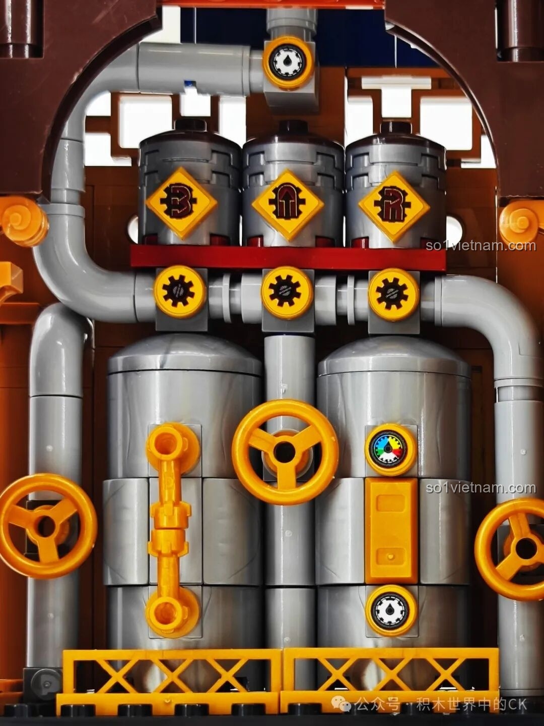 Chi tiết các đường ống, van và bánh răng trong hệ thống máy móc của ZHEGAO 958013, tạo nên một vẻ đẹp công nghiệp.