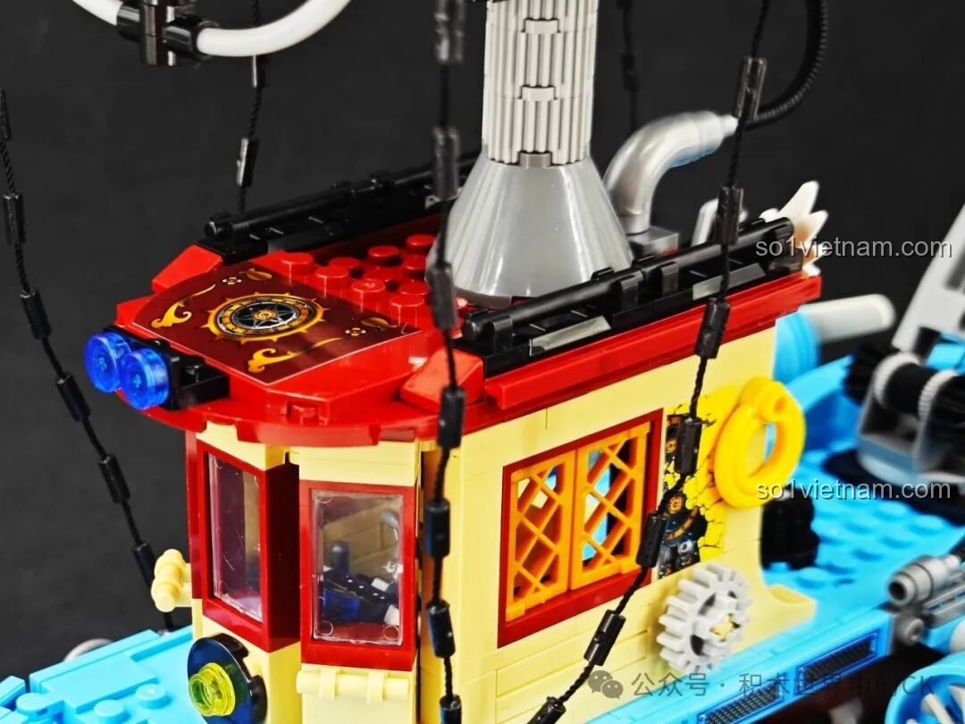 Chi tiết các đường ống, van và bình chứa năng lượng trên thân tàu ZHEGAO 958015, đậm chất Steampunk.