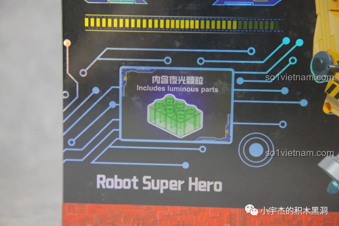 Cận cảnh thông tin về các chi tiết phát sáng (luminous parts) trên hộp đồ chơi ZHEGAO GZ8008 Robot Kỳ Lân Sắt.