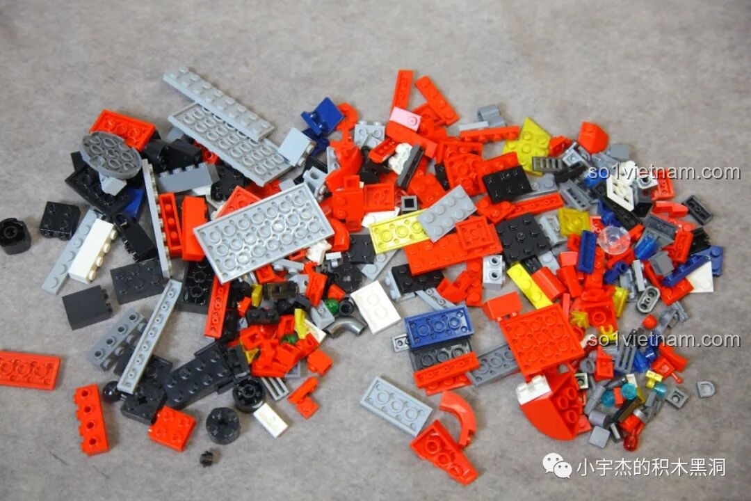 Toàn bộ chi tiết gạch từ túi số 5 và 6 của bộ ZHEGAO GZ8008, sẵn sàng cho việc lắp ráp thân robot.