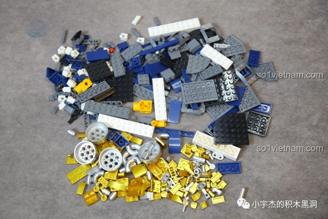 Toàn bộ chi tiết gạch trong túi số 1 của bộ ZHEGAO GZ8008, sẵn sàng cho việc lắp ráp phần đế.