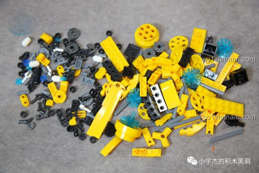 Toàn bộ chi tiết gạch trong túi số 2 của bộ ZHEGAO GZ8008 với màu sắc vàng và xanh nổi bật.