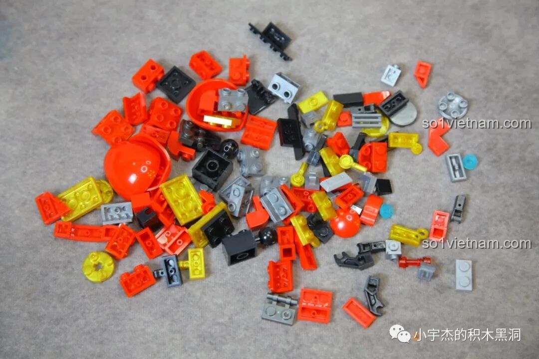 Toàn bộ chi tiết gạch trong túi số 4 của bộ ZHEGAO GZ8008 với tông màu đỏ, vàng, xám chủ đạo.