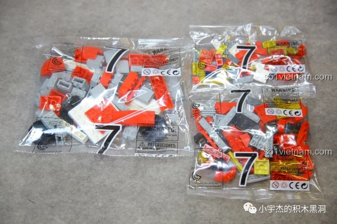 Toàn bộ chi tiết gạch từ túi số 7 của bộ ZHEGAO GZ8008, sẵn sàng cho việc lắp ráp đầu robot.